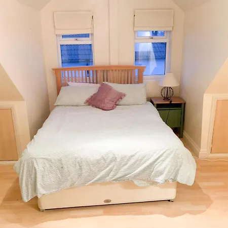 3 Bedroom House With Free Parking