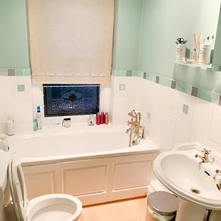3 Bedroom House With Free Parking Μπρίστολ