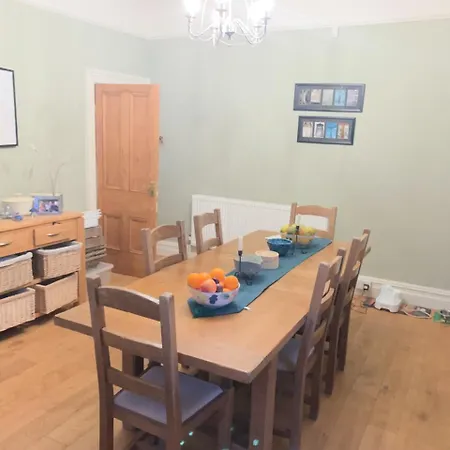 3 Bedroom House With Free Parking *
