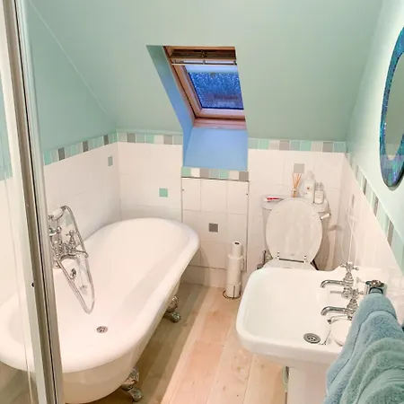 3 Bedroom House With Free Parking *